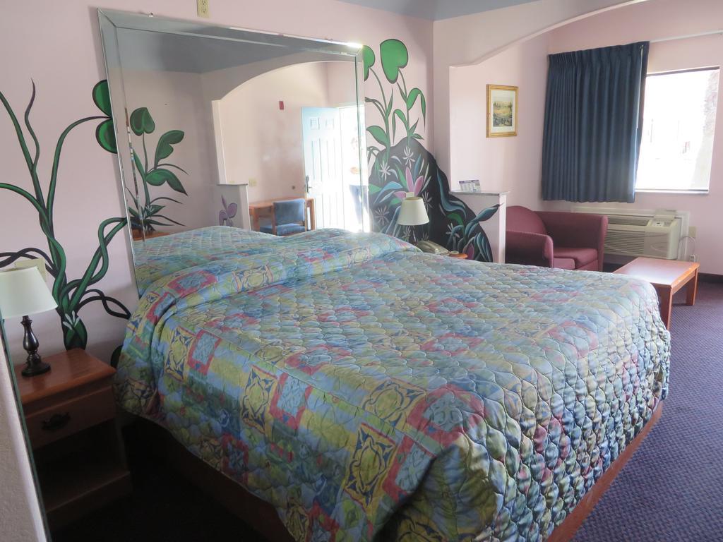Travelers Inn And Suites ليبرتي الغرفة الصورة
